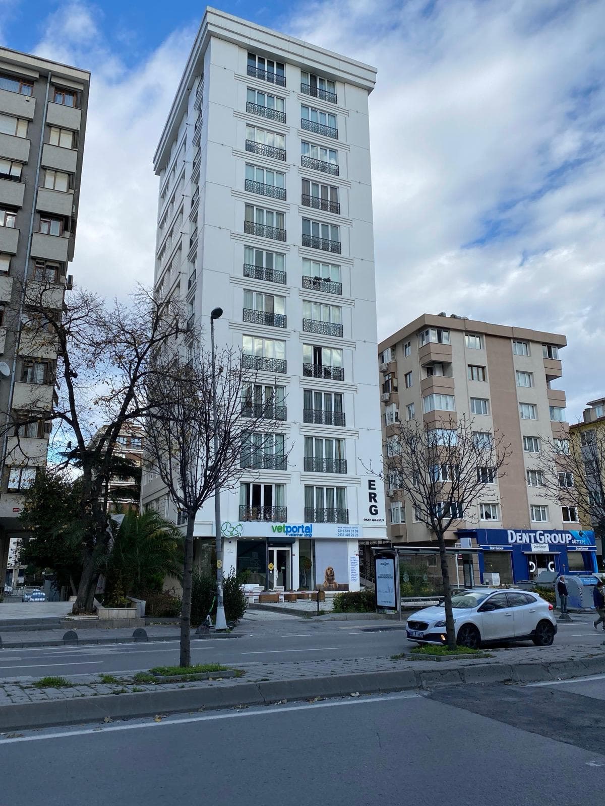 Kadıköy Merdivenköy Okay Apartmanı projesinin cadde üzerinden dış cephe görünümü