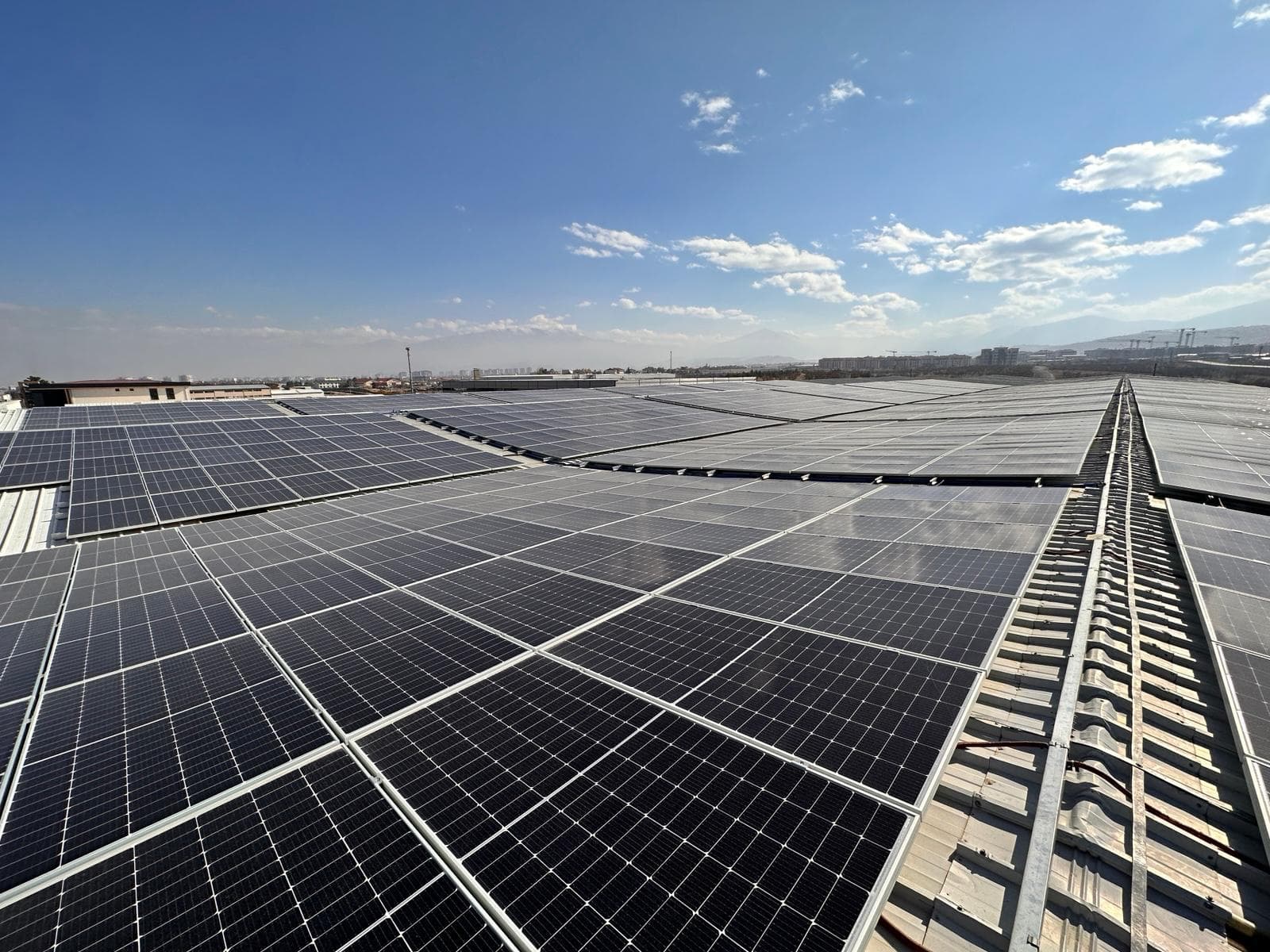 Malatya Avrupa Temper 3,2 MW güneş enerjisi santralinin çatı üzerinden görünümü